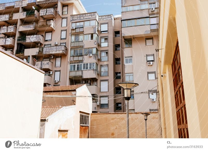 zisa Kabel Schönes Wetter Palermo Italien Stadt Haus Hochhaus Bauwerk Gebäude Architektur Mauer Wand Fassade Balkon Fenster Straßenbeleuchtung authentisch eckig