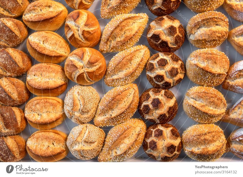 Vielfalt der Brötchen. Süß dekorierte Brötchen. Bayerische Brötchen Brot Ernährung kaufen Gesunde Ernährung frisch klein gelb Tradition obere Ansicht Sortiment