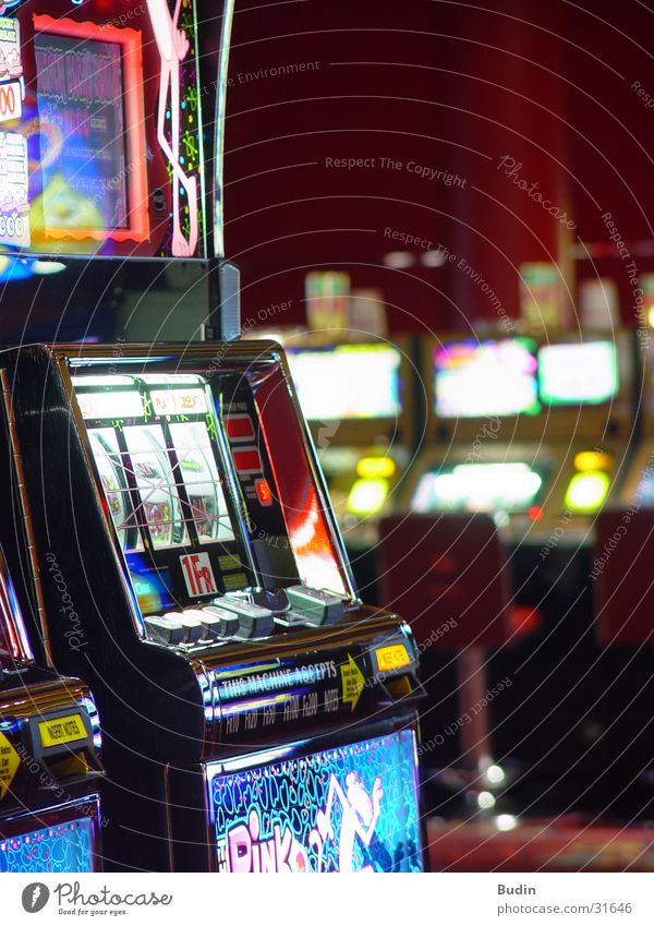 Casino Geld Spielen verlieren Glücksspielautomat Slotmachine einarmiger Bandit Spielkasino Lampe