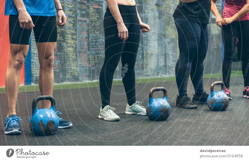 Nicht erkennbare Gruppe von Athleten mit Kettlebells Sport Tafel Mensch Frau Erwachsene Mann Menschengruppe Turnschuh Fitness authentisch Kraft unkenntlich