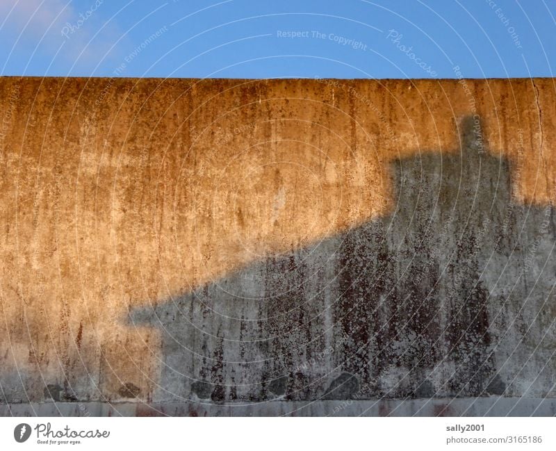 Betonromantik... Wand Fassade Schatten Schattenwurf grau Abendlicht Dämmerung alt Kontrast Gebäude fensterlos Mauer verwittert schönes Wetter blauer Himmel Haus