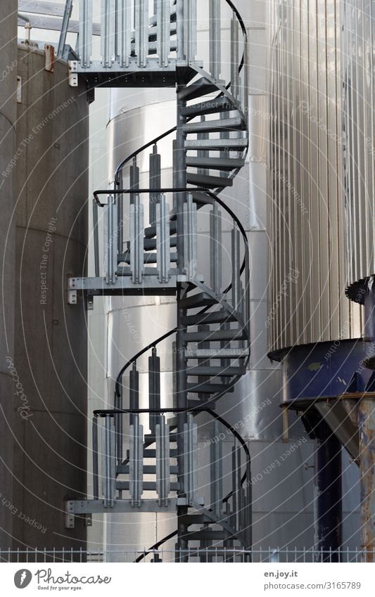 rauf und runter Arbeitsplatz Fabrik Industrie Fortschritt Zukunft Energie innovativ nachhaltig Treppe Wendeltreppe Silo Tank Farbfoto Gedeckte Farben