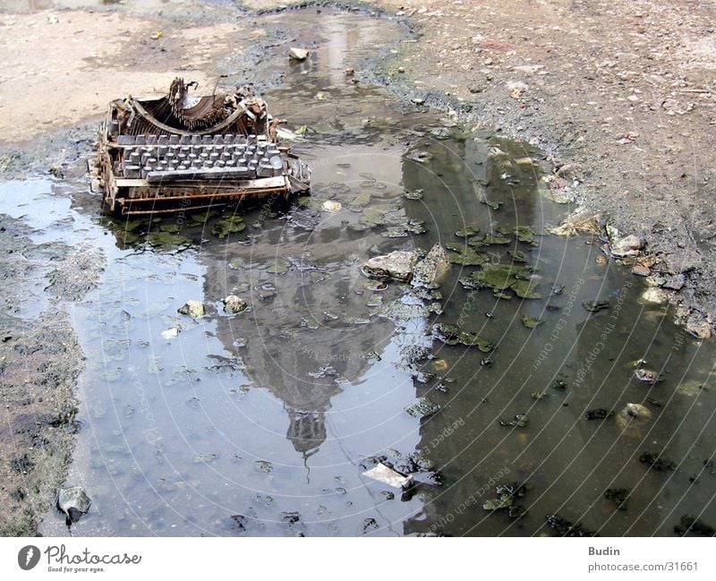 Schreibmaschine Pfütze Reflexion & Spiegelung Capitolio kaputt Schlamm Kuba Wasser schreiben