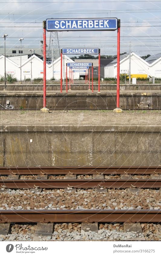 BE-1030 Kabel Stadt Hauptstadt überbevölkert Bahnhof warten einsteigen Bahnsteig Gleise Kies Schaerbeek Brüssel Belgien Farbfoto Gedeckte Farben Außenaufnahme