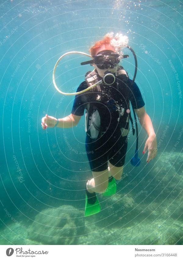 Junge Frauen beim Tauchen, die in das mediterrane Meer tauchen. Freude Glück Erholung Freizeit & Hobby Ferien & Urlaub & Reisen Abenteuer Sommer Insel Sport