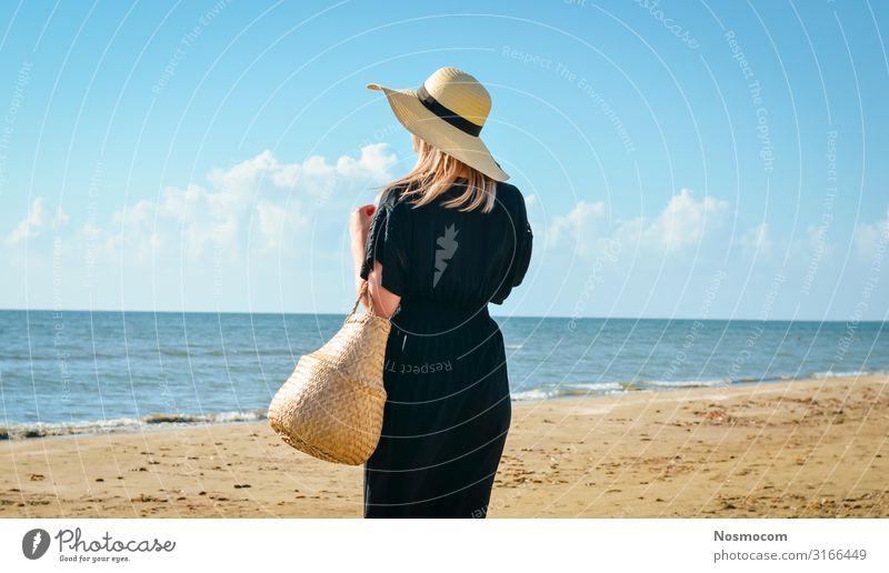 Frauen mit schwarzem Kleid und Strohhut entspannen sich am Strand. Lifestyle schön Körper Wellness harmonisch Erholung Meditation Ferien & Urlaub & Reisen