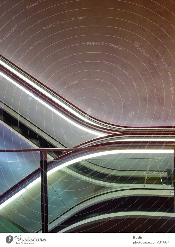 Up and down Rolltreppe Neonlicht Architektur Bogen Treppe Geländer