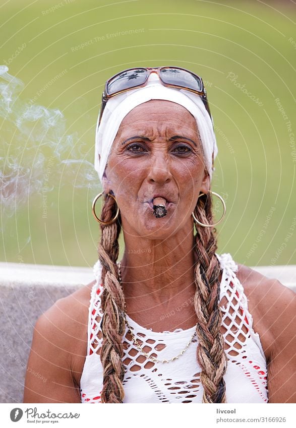 Kubanische Frau raucht eine Zigarre in einem Park in Havanna. Lifestyle Stil Leben Spielen Ferien & Urlaub & Reisen Ausflug Insel Mensch feminin Erwachsene