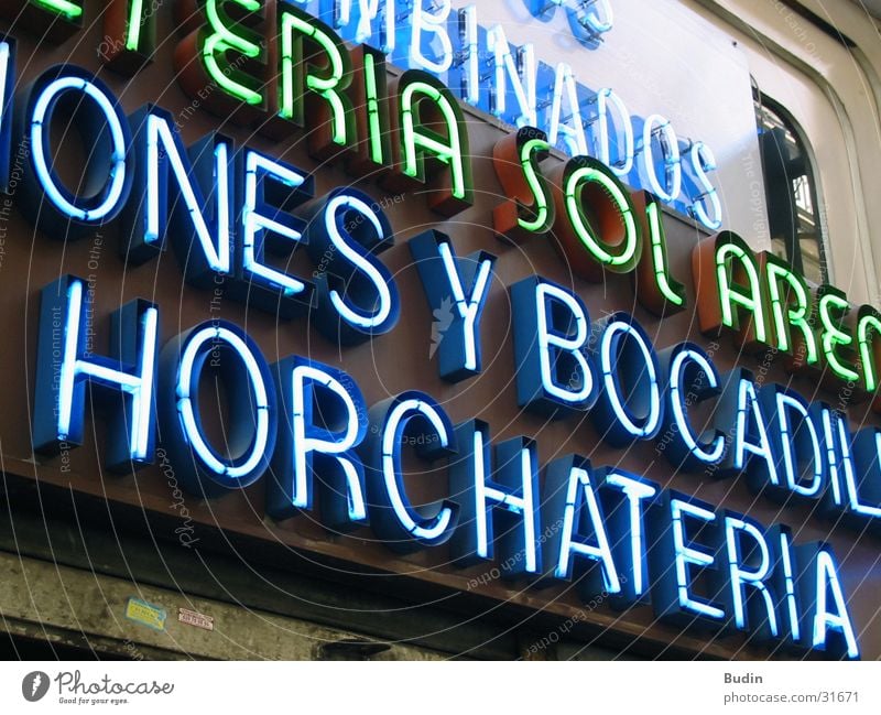 Horchateria Neonlicht Leuchtreklame Wand Spanien Fototechnik Detailaufnahme blau neonschein