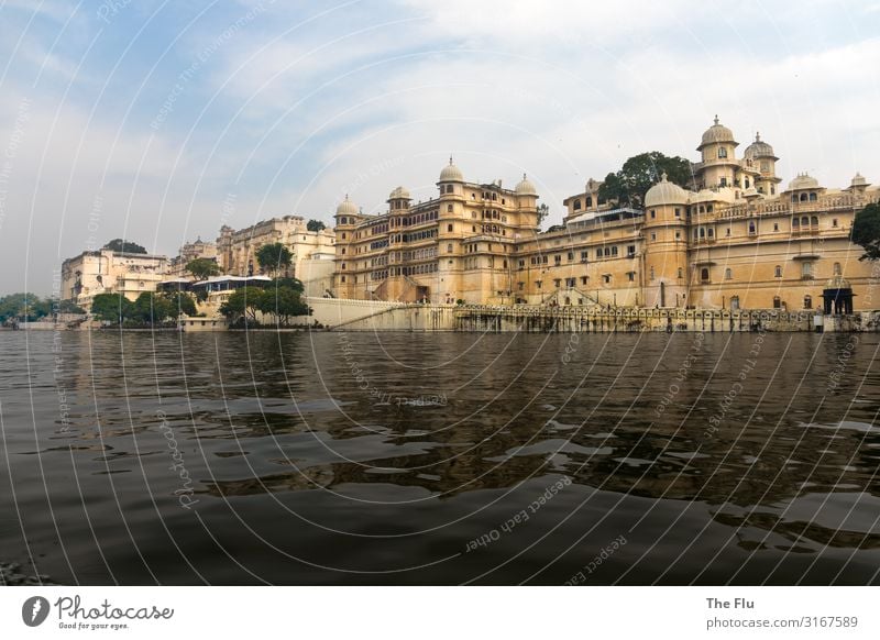 Stadtpalast Udaipur Architektur Baum Seeufer Pichola See Maharadscha Palast Indien Rajasthan Asien Kleinstadt Stadtzentrum Altstadt Skyline Menschenleer Haus