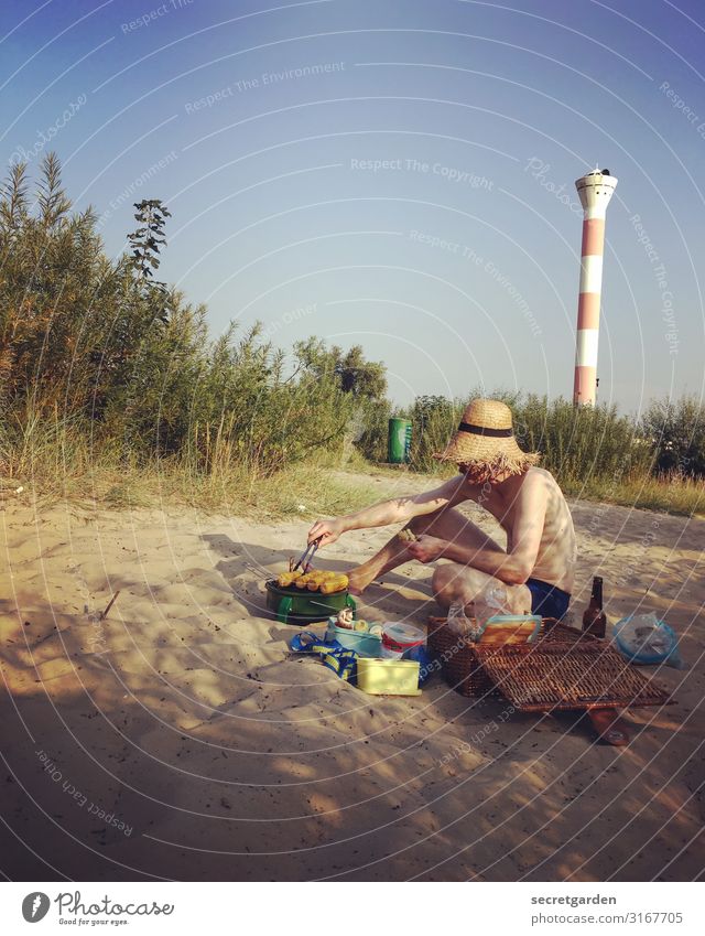 Grillpicknick am Leuchtturm Picknick Picknickkorb Grillen Grillsaison Strand Hamburg Mann Strohhut Maiskolben Vegetarische Ernährung heiss nackt Schatten