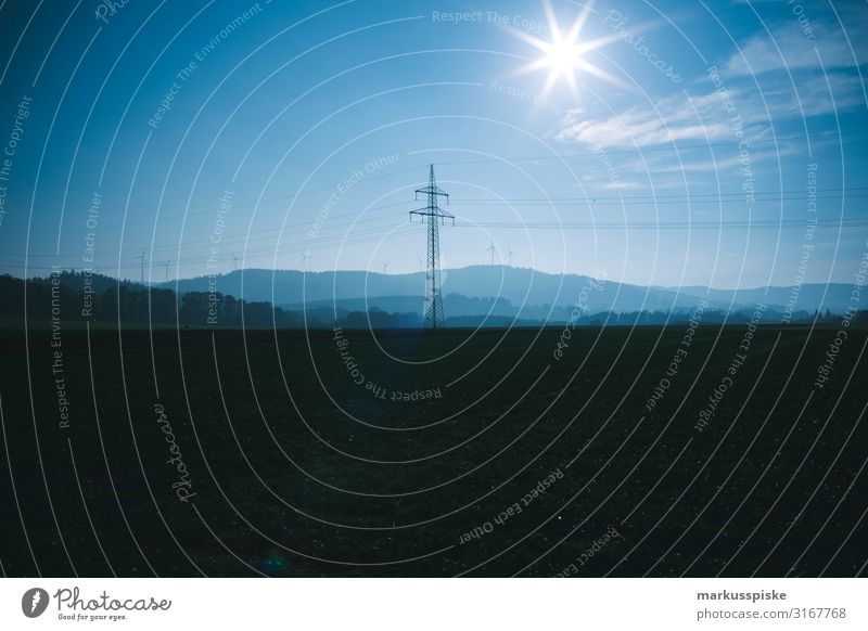 Starkstrom Energie Windradpark Industrie Energiewirtschaft Wissenschaften Fortschritt Zukunft Windkraftanlage Elektrizität Strommast Stromverbrauch