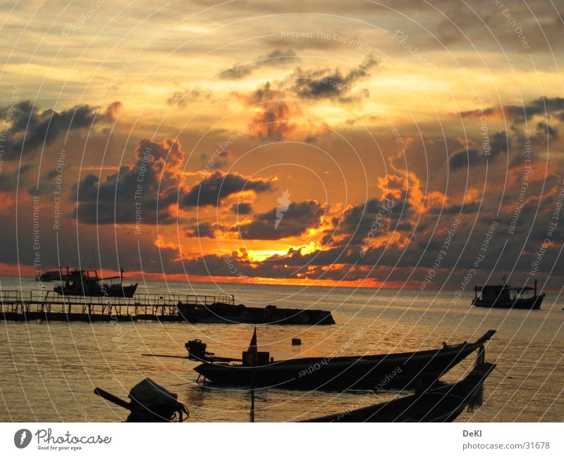 Sonnenuntergang am Strand I Nacht Wasserfahrzeug Wolken Graffiti