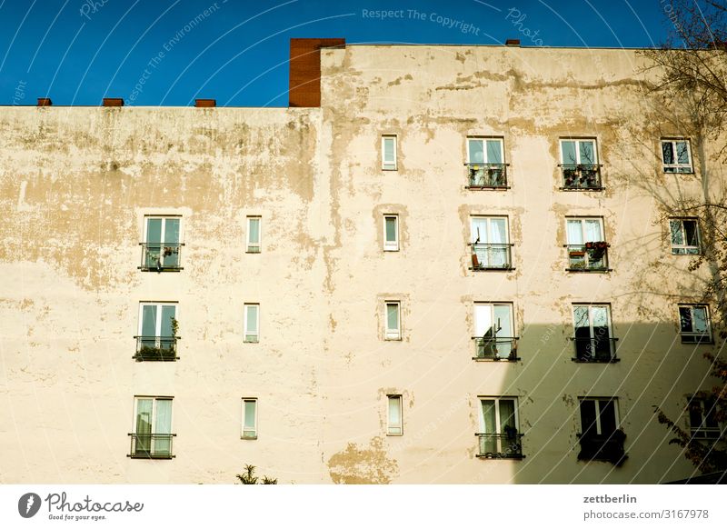 Fassade Altbau Berlin Brandmauer Fenster Haus Himmel Himmel (Jenseits) hinterhaus Hinterhof Hof Innenhof Stadtzentrum Mauer Mehrfamilienhaus Menschenleer