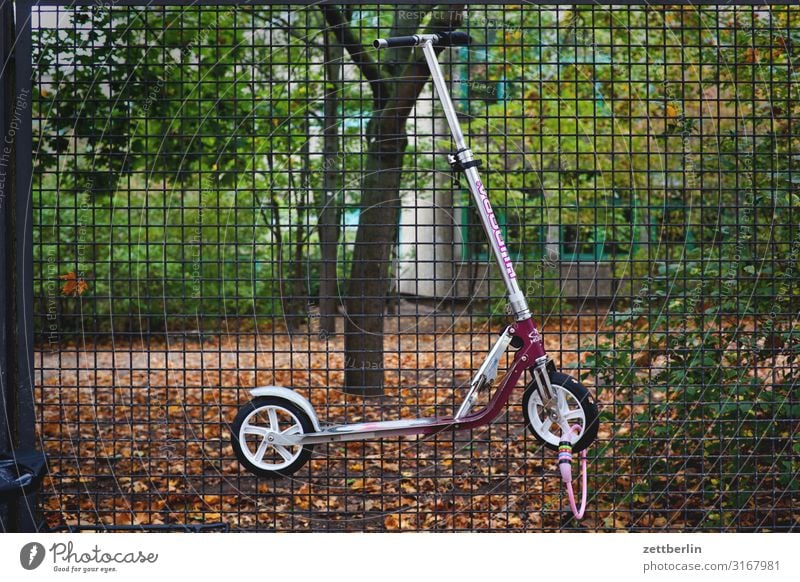 Angeschlossener Roller Parkplatz Erholung aufbewahren Grenze Herbst hängen Kindergarten Maschendrahtzaun Menschenleer parken Tretroller Schulgebäude Schulhof