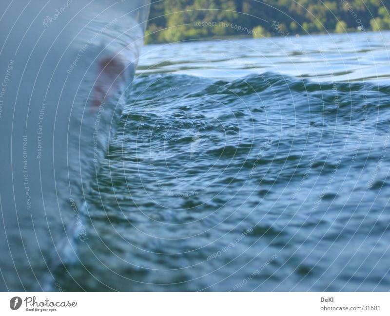 Über Wasser Am Rand Wasseroberfläche Wasserfahrzeug Wellen Schiffsbug Schifffahrt kurz