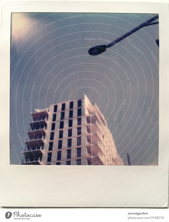 oldschool Baustelle Himmel Wolkenloser Himmel Sommer Hamburg Stadt Menschenleer Haus Bauwerk Gebäude Architektur Beton stehen hoch blau Straßenbeleuchtung