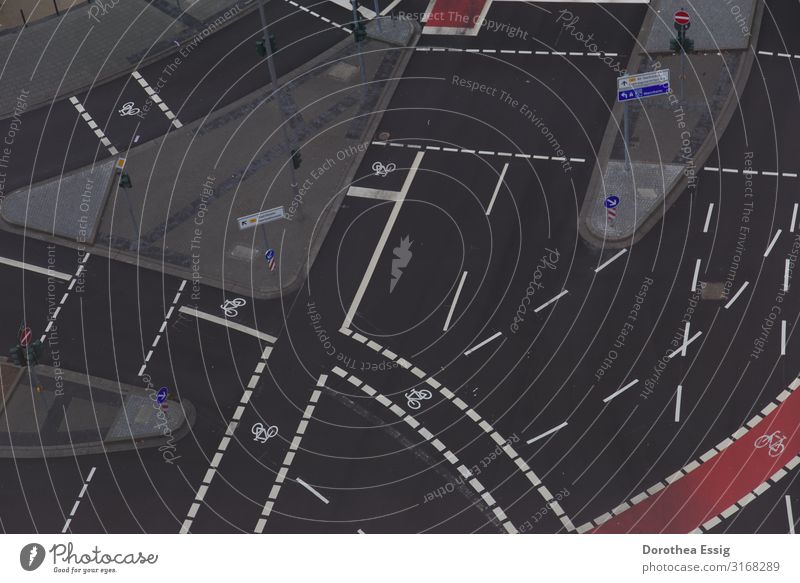 Blick von oben auf eine komplizierte Kreuzung Verkehr Verkehrswege Straßenverkehr Fahrradfahren Straßenkreuzung Brücke Verkehrsführung Schilder & Markierungen