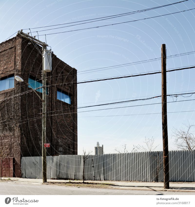 Staten Island ungeschminkt Telekommunikation Informationstechnologie Energiewirtschaft Infrastruktur Strommast Telefonmast Kabel Leitung Holzpfahl New York City