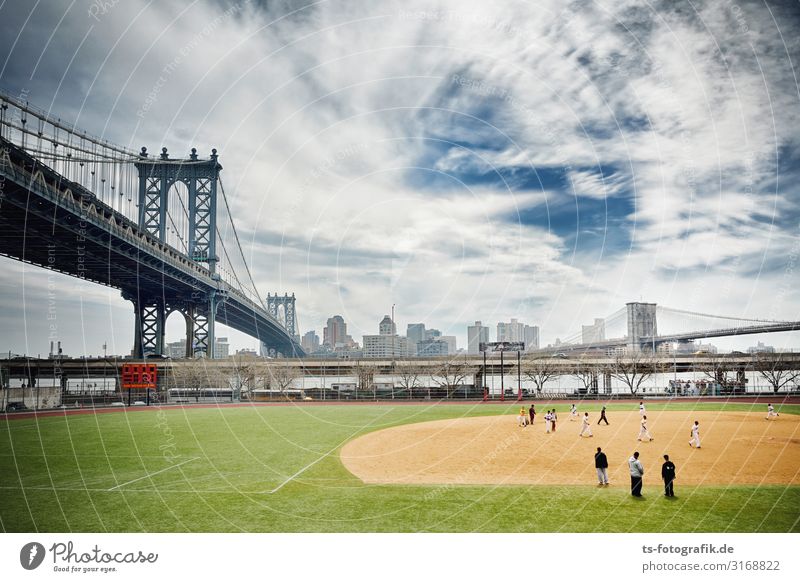 Manhattan Bridge and Baseball Pitch Sport Ballsport Sportveranstaltung Baseballspieler Sportstätten Wolken Flussufer New York City USA Brücke Bauwerk