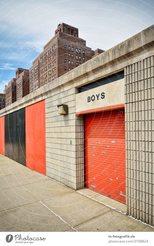 Boys of Manhattan Sportstätten Baseball Baseballstadion Umkleideraum New York City USA Skyline Haus Hochhaus Spielplatz Bauwerk Gebäude Architektur Mauer Wand