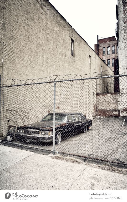 Dauerparker in der Bronx New York City Stadt Stadtzentrum Menschenleer Mauer Wand Fassade Zaun Stacheldrahtzaun Maschendrahtzaun Verkehr Verkehrsmittel