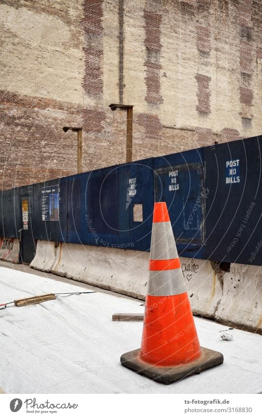 Wo bitte geht's nach Bollywood? Arbeitsplatz Baustelle Wirtschaft New York City USA Haus Bauwerk Gebäude Mauer Wand Fassade Verkehr Verkehrswege