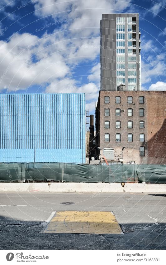 Kunstwerk oder Bauwerk? Baustelle Umwelt Himmel Wolken New York City USA Stadtzentrum Menschenleer Haus Hochhaus Gebäude Architektur Mauer Wand Fassade Fenster