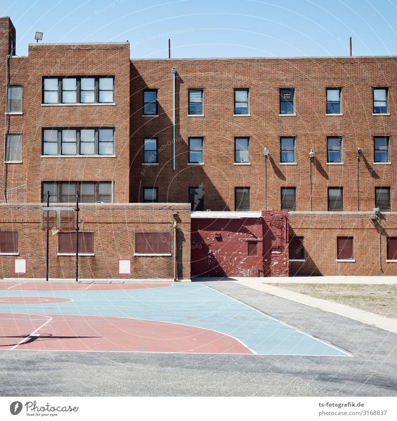 School's out in New York City Sport Ballsport Sportstätten Basketballplatz Kindererziehung Bildung Schule Schulgebäude Schulhof USA Stadt Haus Spielplatz