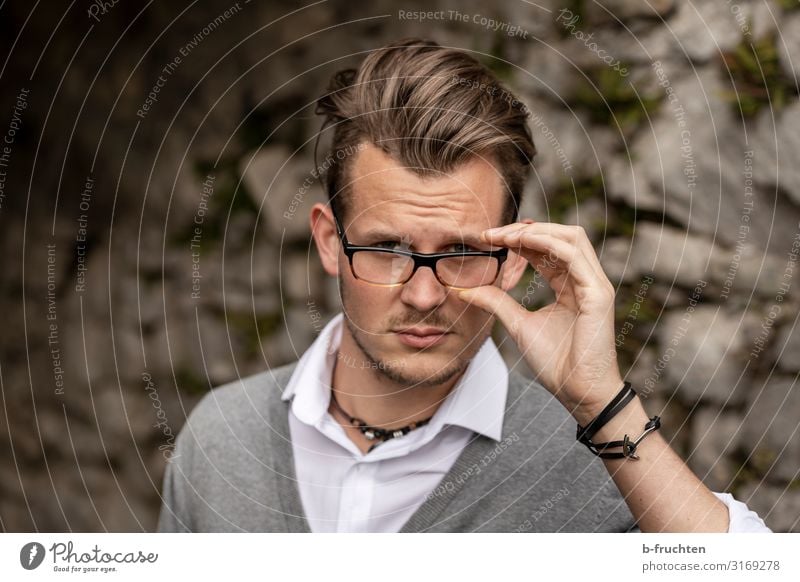 Junger Mann mit Brille Lifestyle Stil schön Haare & Frisuren Freizeit & Hobby maskulin Erwachsene Gesicht 1 Mensch Hemd festhalten Blick stehen authentisch