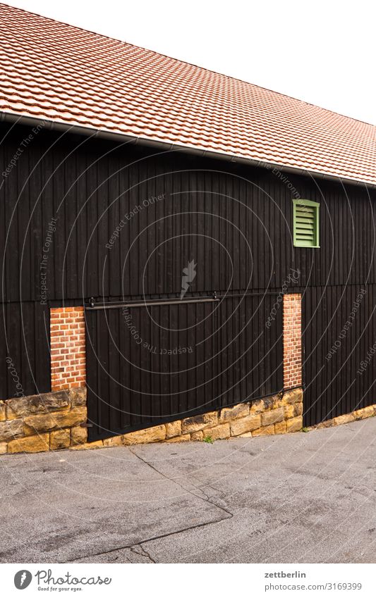 Scheune Dorf Stadt Kleinstadt Haus Gebäude Lager Halle Lagerhalle Stall Neigung Berghang Dach Fenster Wand Menschenleer Textfreiraum Tür Tor Eingang Ausgang