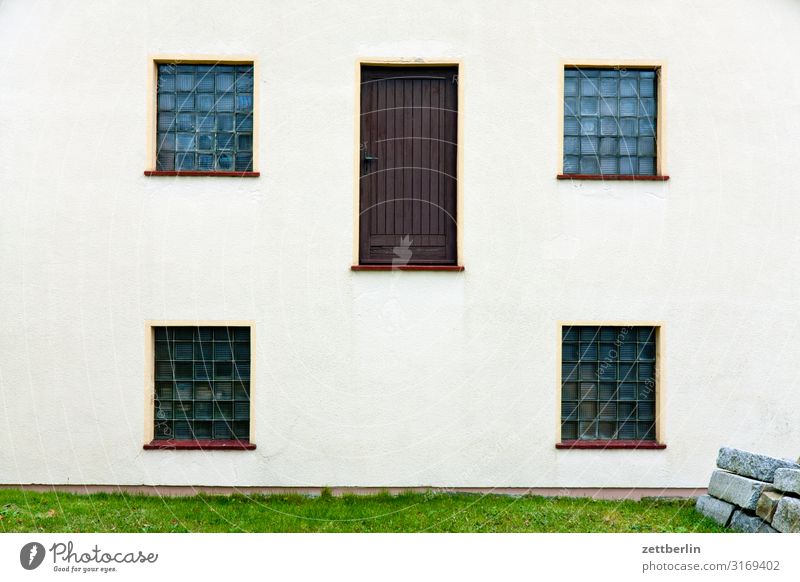 Notausgang Haus Wohnhaus Gebäude Wand Dachgiebel Fassade Fenster Tür Ausgang Eingang Menschenleer Textfreiraum Fehler Vorschrift rettungsweg