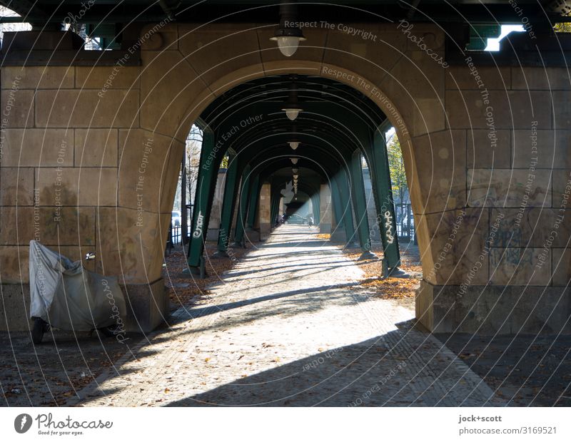 Schein & Schön Architektur Prenzlauer Berg Schönhauser Allee Hochbahn Unterführung Wege & Pfade Kleinmotorrad historisch lang unten Wärme achtsam Symmetrie Zeit