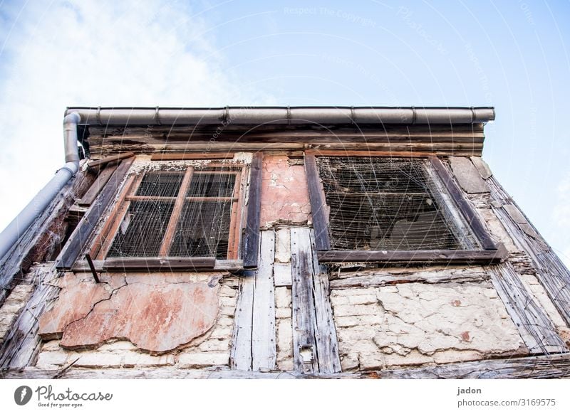 himmlische aussichten. Lifestyle Baustelle Himmel Schönes Wetter Altstadt Menschenleer Haus Traumhaus Hütte Ruine Mauer Wand Fassade Fenster Dachrinne Netzwerk