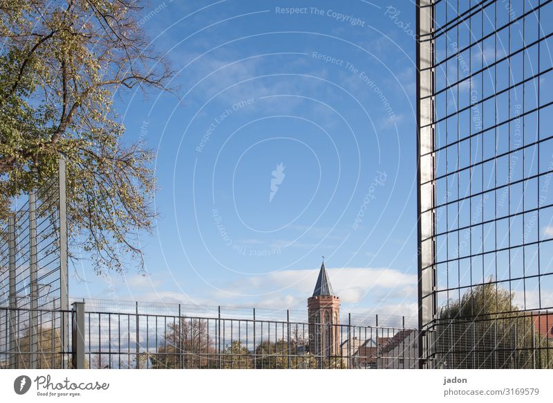 hinter gittern. Sportstätten Himmel Schönes Wetter Baum Park Stadt Turm Sicherheit Ordnung Schutz Gitternetz Barriere Brandenburg an der Havel Farbfoto