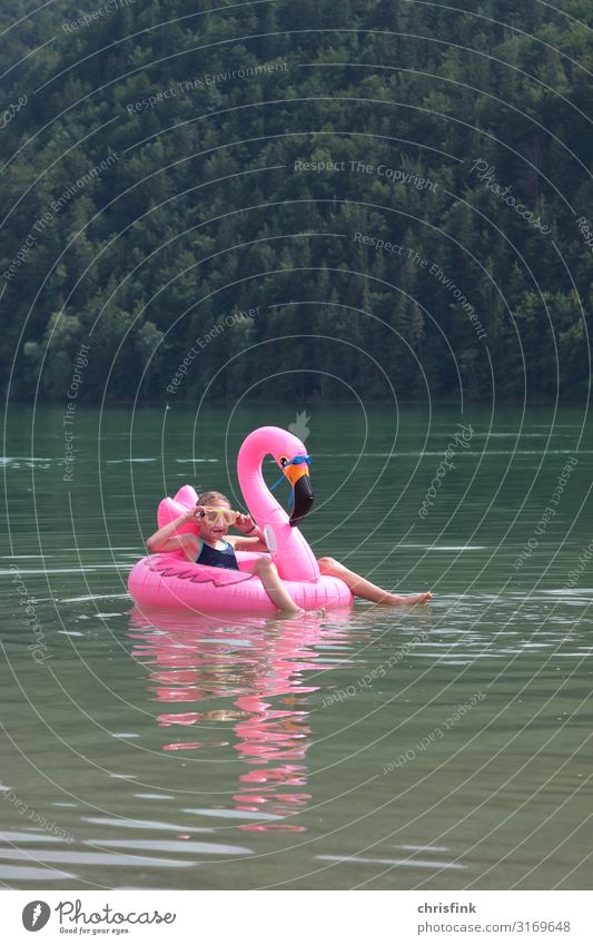 Kind auf See mit Schwimmtier Ferien & Urlaub & Reisen Tourismus Sommerurlaub Wellen Sport Schwimmen & Baden Mensch Mädchen 1 8-13 Jahre Kindheit Wasser Tier