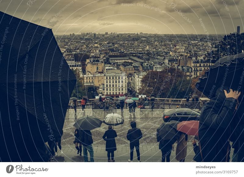 Ausblick auf Paris im Regen Tourismus Sightseeing Städtereise Mensch Menschenmenge Wolken Herbst schlechtes Wetter Montmartre Hauptstadt Stadtzentrum bevölkert