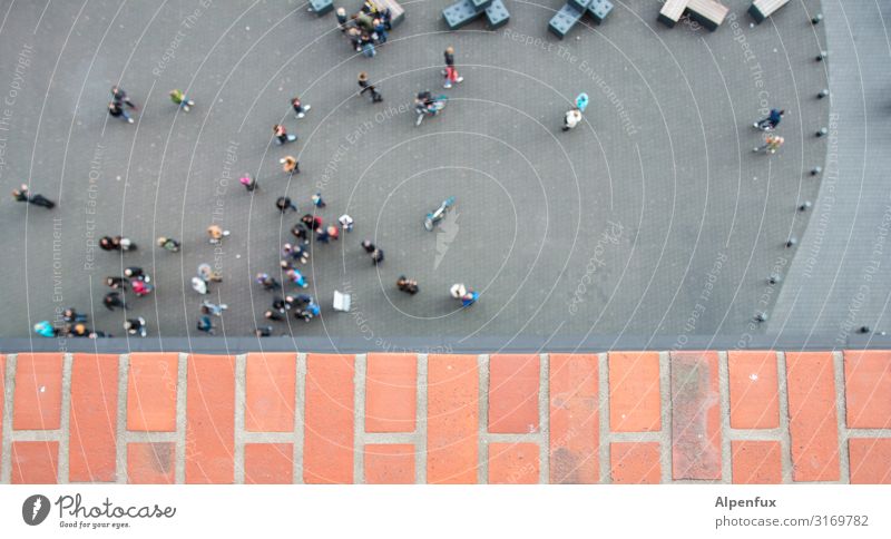 Viel Harmonie | UT HH19 Mensch maskulin feminin Menschenmenge Stadt Architektur Mauer Wand hoch Traurigkeit Sorge Trauer Höhenangst Zukunftsangst