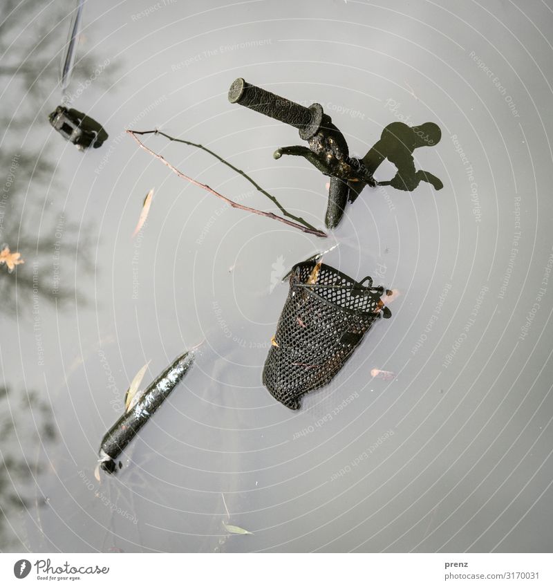 abgetaucht Umwelt Wasser Klima Teich grau schwarz Umweltverschmutzung Fahrrad Schrott schrottreif Farbfoto Außenaufnahme Menschenleer Textfreiraum rechts