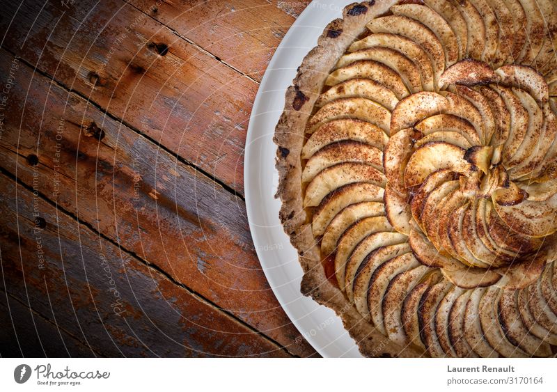 Traditioneller französischer Apfelkuchen über braunen Brettern Dessert Gastronomie gold backen Kuchen Essen zubereiten Kopie Kruste Lebensmittel Französisch