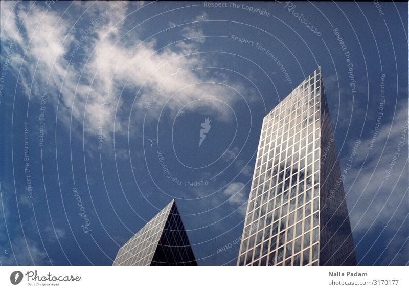 Himmel im Glas Wolken München Deutschland Europa Stadt Hochhaus Gebäude Bürogebäude Fassade Fenster Metall Arbeit & Erwerbstätigkeit eckig modern blau schwarz