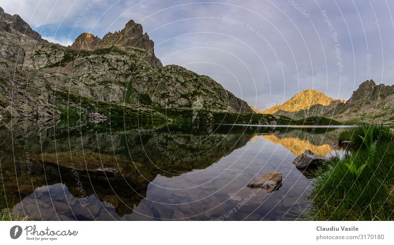 Autier See bei Sonnenaufgang in den französischen Alpen Umwelt Natur Landschaft Pflanze Wolken Sommer Gras Park Felsen Berge u. Gebirge wandern Mercantour