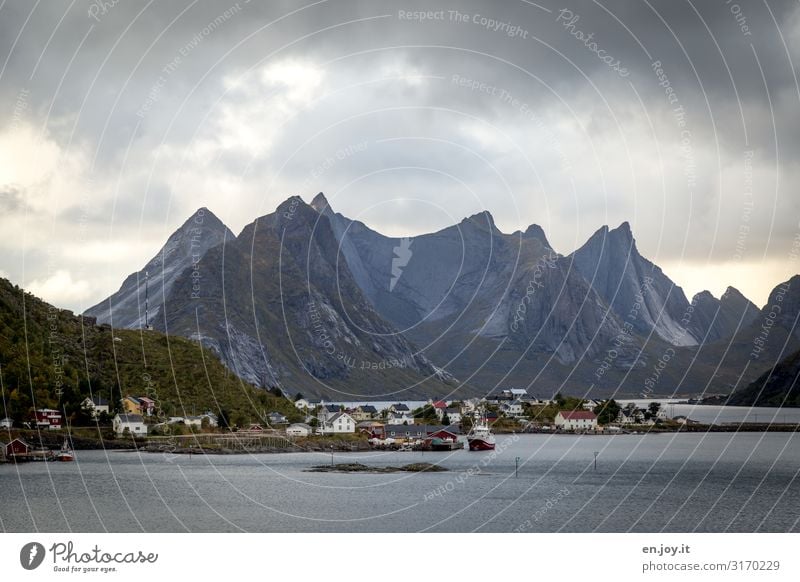 Wolkenkratzer Ferien & Urlaub & Reisen Ausflug Ferne Umwelt Natur Landschaft Herbst schlechtes Wetter Berge u. Gebirge Gipfel Fjord Reine Norwegen Skandinavien