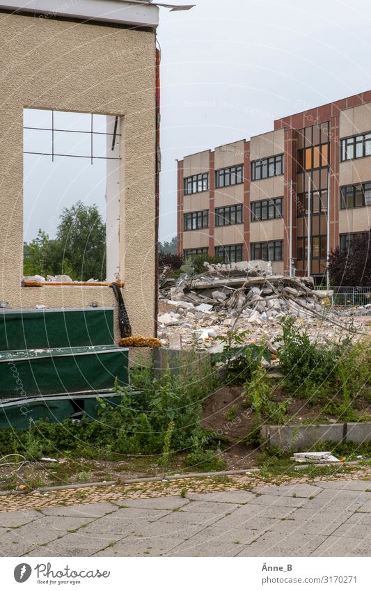 Altes Gebäude wird abgerissen, um ein neues Gebäude zu errichten Abrissgebäude Baustelle Menschenleer Bauwerk Ruine Mauer Wand Fassade Fenster Treppe Stein Sand