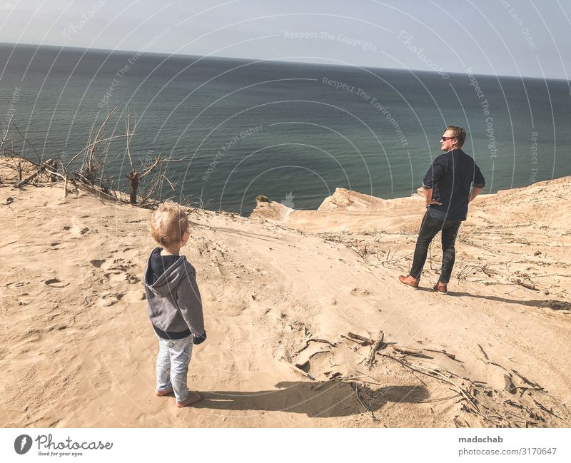 Vater mit Kind am Strand Urlaub Klippe Fernweh Vorbild Mensch Kleinkind Mann Erwachsene Familie & Verwandtschaft Kindheit Leben 2 Hügel Küste Meer frei