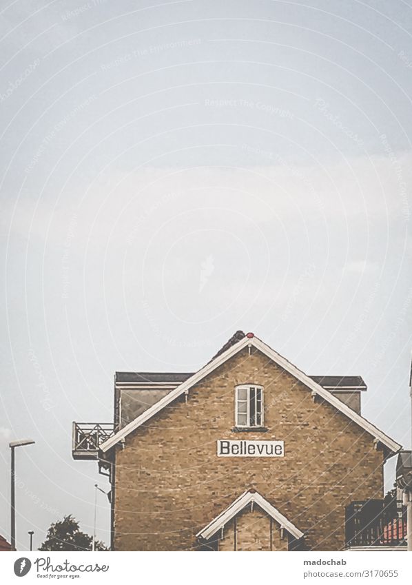 Bellevue Dänemark Kleinstadt Haus Einfamilienhaus Bauwerk Gebäude Architektur Dach Schienenverkehr Bahnfahren Eisenbahn Bahnhof ästhetisch Einsamkeit