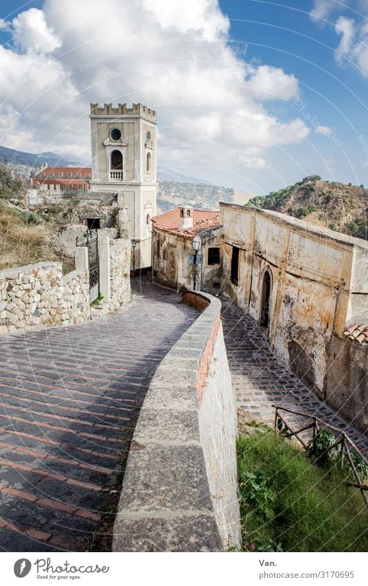 Savoca Himmel Wolken Sommer Schönes Wetter Sträucher Hügel Sizilien Dorf Menschenleer Haus Kirche Turm Gebäude Mauer Wand authentisch Farbfoto mehrfarbig