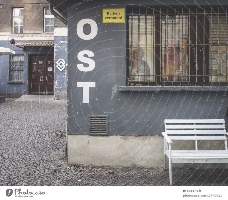 BILD - AUF - TEILUNG | Ost West Trennung Aufbau Hinterhof Berlin Stadt Hauptstadt Menschenleer Haus Bauwerk Gebäude Architektur Zeichen Schriftzeichen