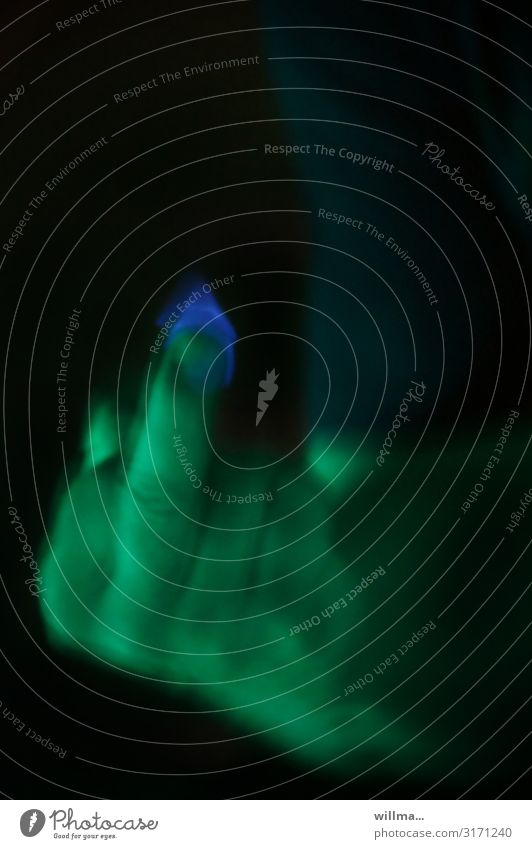 Wenn der Stinkefinger Feuer fängt Hand Finger Mittelfinger Flamme außergewöhnlich dunkel gruselig verrückt grün Aggression bedrohlich brennen angezündet