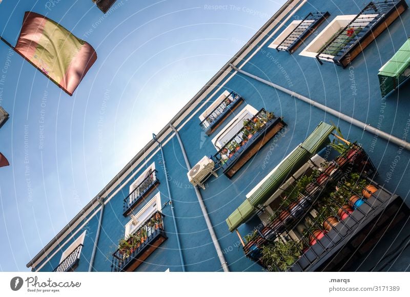 Fassade mit spanischer Flagge Froschperspektive Immobilienmarkt Stadt Altstadt Häusliches Leben Architektur Blauer Himmel Perspektive Wolkenloser Himmel